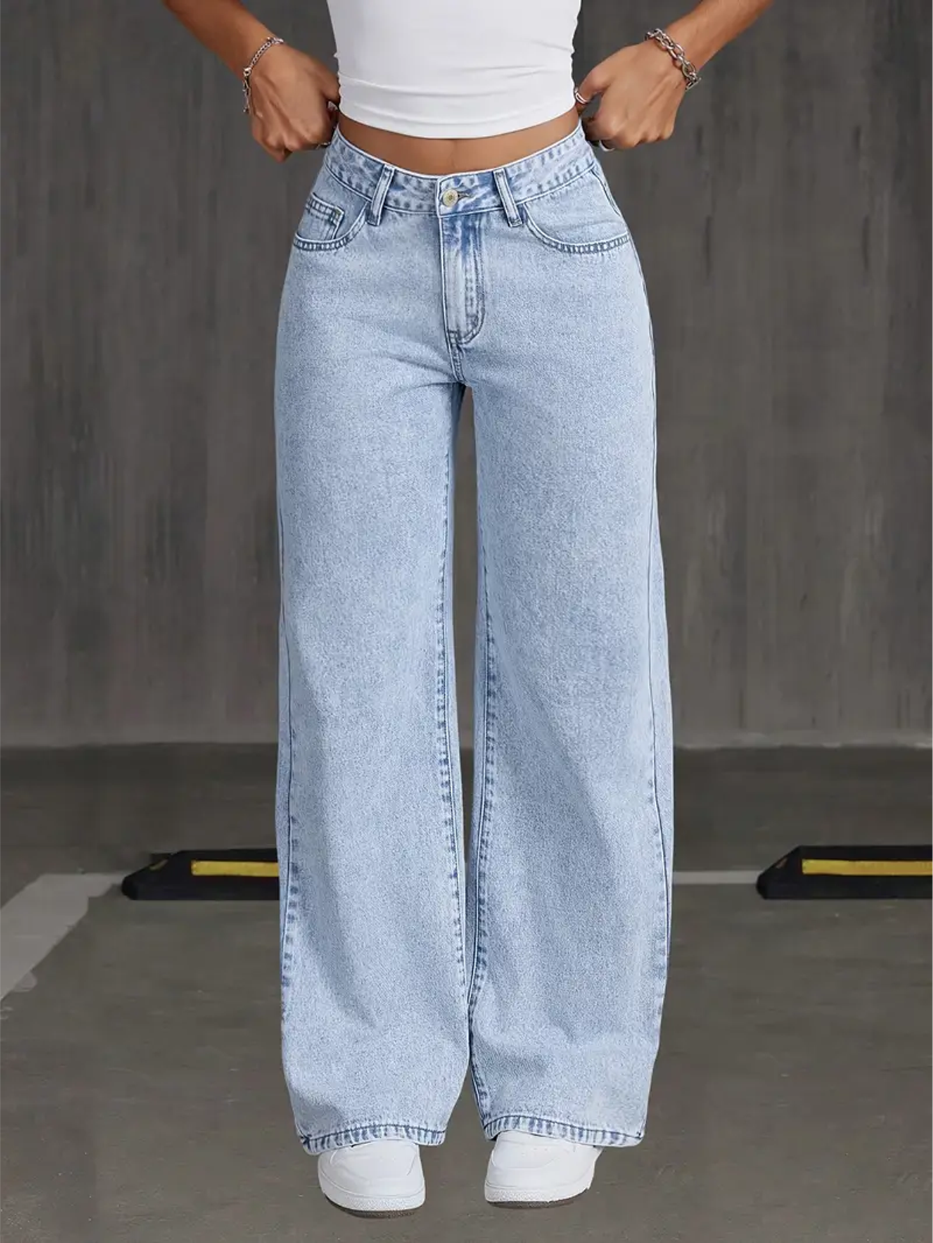 Jean taille haute jambe large, coupe droite délavé clair